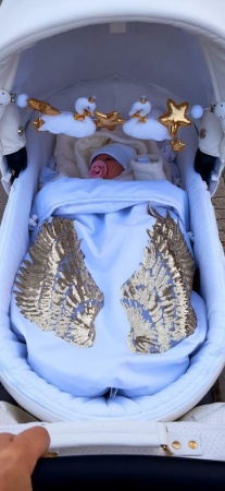 biały śpiworek do wózka złoty futro skrzydła queen baby