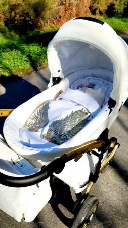 biały śpiworek do wózka złoty futro skrzydła queen baby