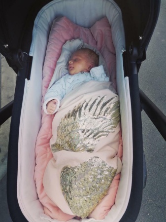 beżowy kocyk do wózka queen baby