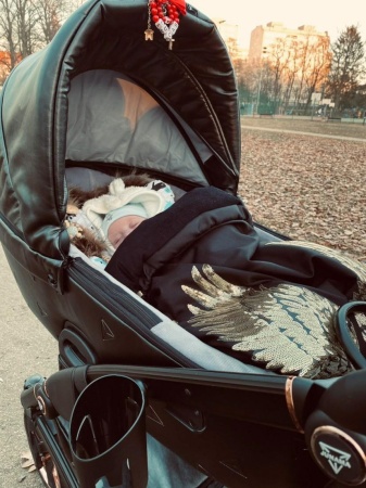 śpiworek do wózka skrzydła złote queen baby czarny futro do nosidełka gondoli