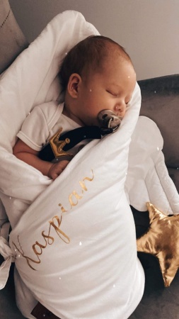 rożek dla chłopca z imieniem dla dziewczynki biały beżowy ze skrzydłami queen baby