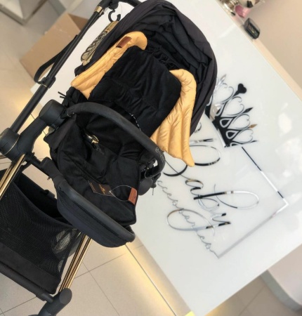 wkładka do wózka czarna złota paski skrzydła queen baby cybex