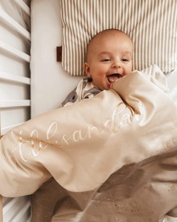beżowy koc dla chłopca do wózka spacerówki queen baby kocyk dla chłopca w kolorach beżu