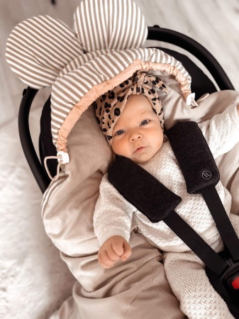 otulacz do fotelika kocyk do fotelika z uszami queen baby miś teddy bear beżowy beż uszy misia