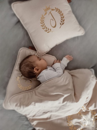 Pościel z Inicjałem imienia i koroną Pościel personalizowana z wypełnieniem przedszkolaka dziecka niemowlaka prezent queen baby