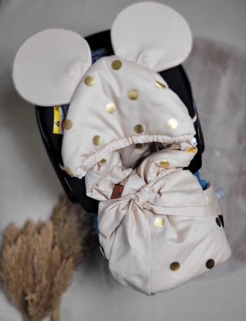 otulacz do fotelika kocyk do fotelika z uszami queen baby miś teddy bear kocyk na zimę wiosne beżowy złoty złote kropki