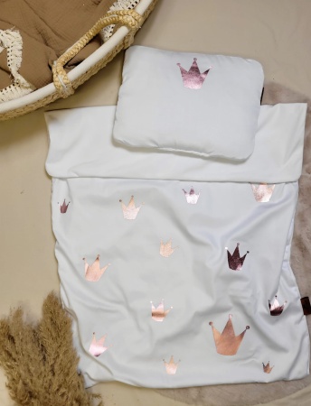 beżowy kocyk do wózka w korony różowe złoto