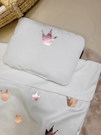 beżowy kocyk do wózka w korony różowe złoto