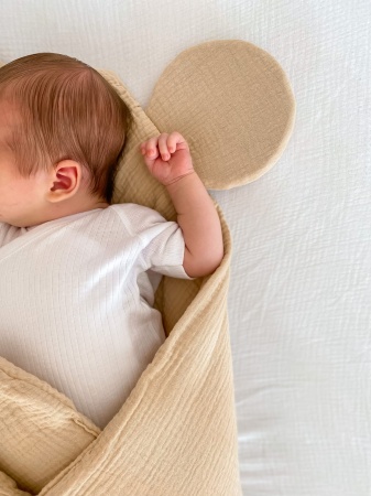 muślinowy rożek dla niemowlaka z uszami misia rożek miś wyprawka dla niemowlaka z muślinu beżowy becik rożek dla chłopca rożek dla dziewczynki queen baby