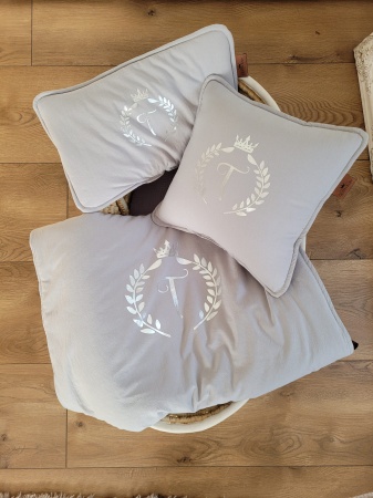 Pościel z Inicjałem imienia i koroną Pościel personalizowana z wypełnieniem przedszkolaka dziecka niemowlaka prezent queen baby