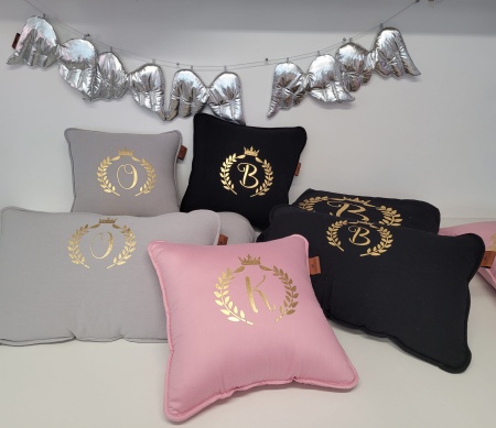 Pościel z Inicjałem imienia i koroną Pościel personalizowana z wypełnieniem przedszkolaka dziecka niemowlaka prezent queen baby