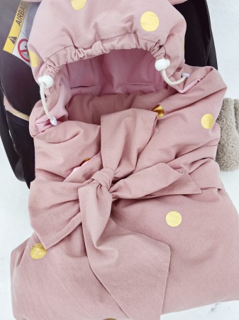 otulacz do fotelika kocyk do fotelika z uszami queen baby miś teddy bear kocyk na zimę wiosne różowy kolor rose gold złoty złote kropki