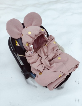 otulacz do fotelika kocyk do fotelika z uszami queen baby miś teddy bear kocyk na zimę wiosne różowy kolor rose gold złoty złote kropki