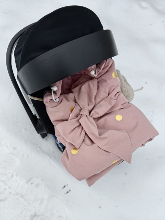 otulacz do fotelika kocyk do fotelika z uszami queen baby miś teddy bear kocyk na zimę wiosne różowy kolor rose gold złoty złote kropki