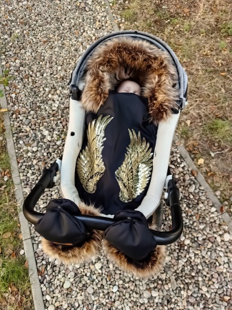 śpiworek do wózka skrzydła złote queen baby czarny futro do nosidełka gondoli