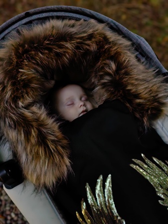 śpiworek do wózka skrzydła złote queen baby czarny futro do nosidełka gondoli