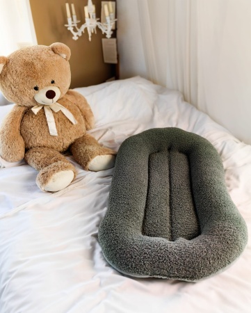 kokon dla dziecka zielony muślin i baranek