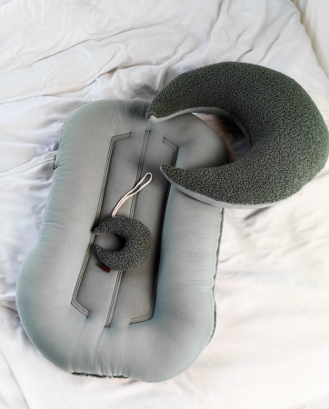 kokon dla dziecka zielony muślin i baranek