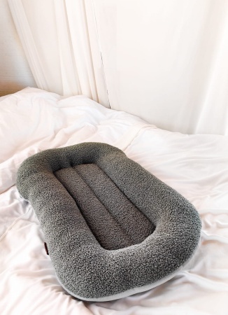 kokon dla dziecka zielony muślin i baranek