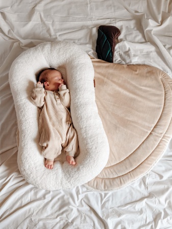 mata beżowa na podłogę dla dziecka w kształcie jabłka mata baby gym mata dla dziecka baranek