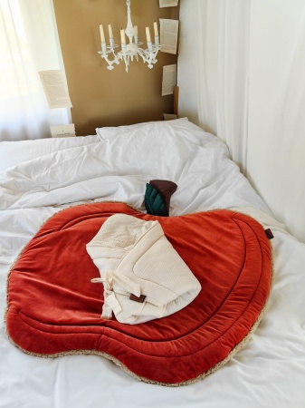 mata na podłogę dla dziecka w kształcie jabłka ruda ceglana baranek beżowy