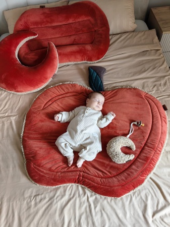 mata na podłogę dla dziecka w kształcie jabłka ruda ceglana baranek beżowy