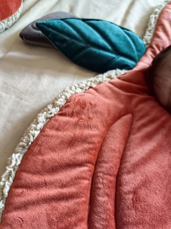 mata na podłogę dla dziecka w kształcie jabłka ruda ceglana baranek beżowy