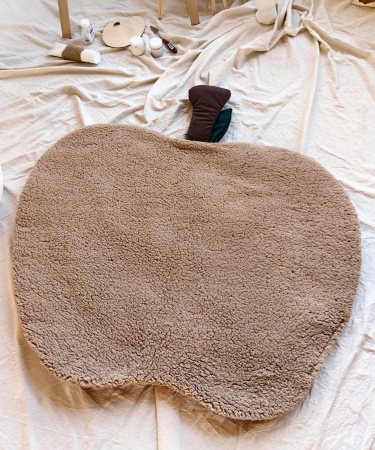 mata na podłogę dla dziecka w kształcie jabłka ruda ceglana baranek beżowy