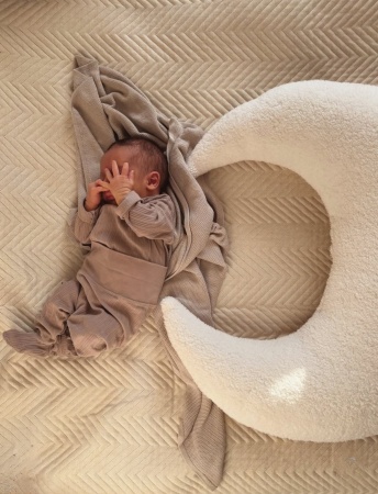 poduszka do karmienia księżyc